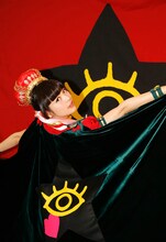 囲み取材での上坂すみれ。