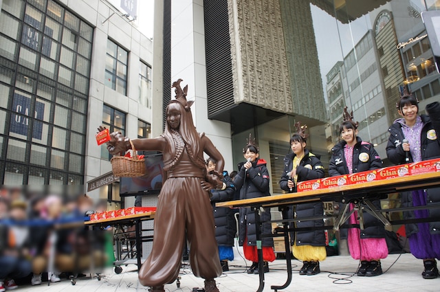 渋谷PARCO前に登場した坂チョコ遥奈。