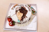 サプライズで用意された高山一実のバースデーケーキ。