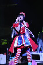 上坂すみれ「革命的ブロードウェイ主義者同盟 総決起集会」の様子。