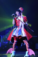 「革命的ブロードウェイ主義者同盟」を歌う上坂すみれ。