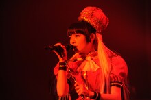 「革命的ブロードウェイ主義者同盟」を歌う上坂すみれ。