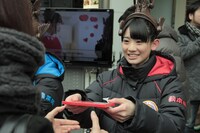 チョコを配る秋本帆華。