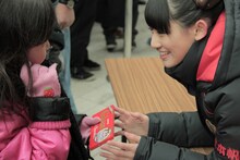 女の子にチョコをプレゼントする秋本帆華。