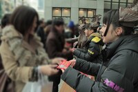 約1000個用意されたチョコを次々と配布するチームしゃちチョコ。