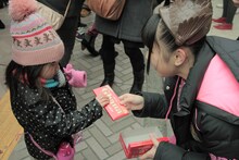 女の子にチョコをプレゼントする安藤ゆず。