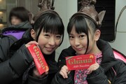チョコを手にした大黒柚姫（左）と安藤ゆず（右）。