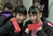 チョコを手にした大黒柚姫（左）と安藤ゆず（右）。