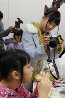 無心でパンを頬張る安藤ゆずを激写する伊藤千由李。