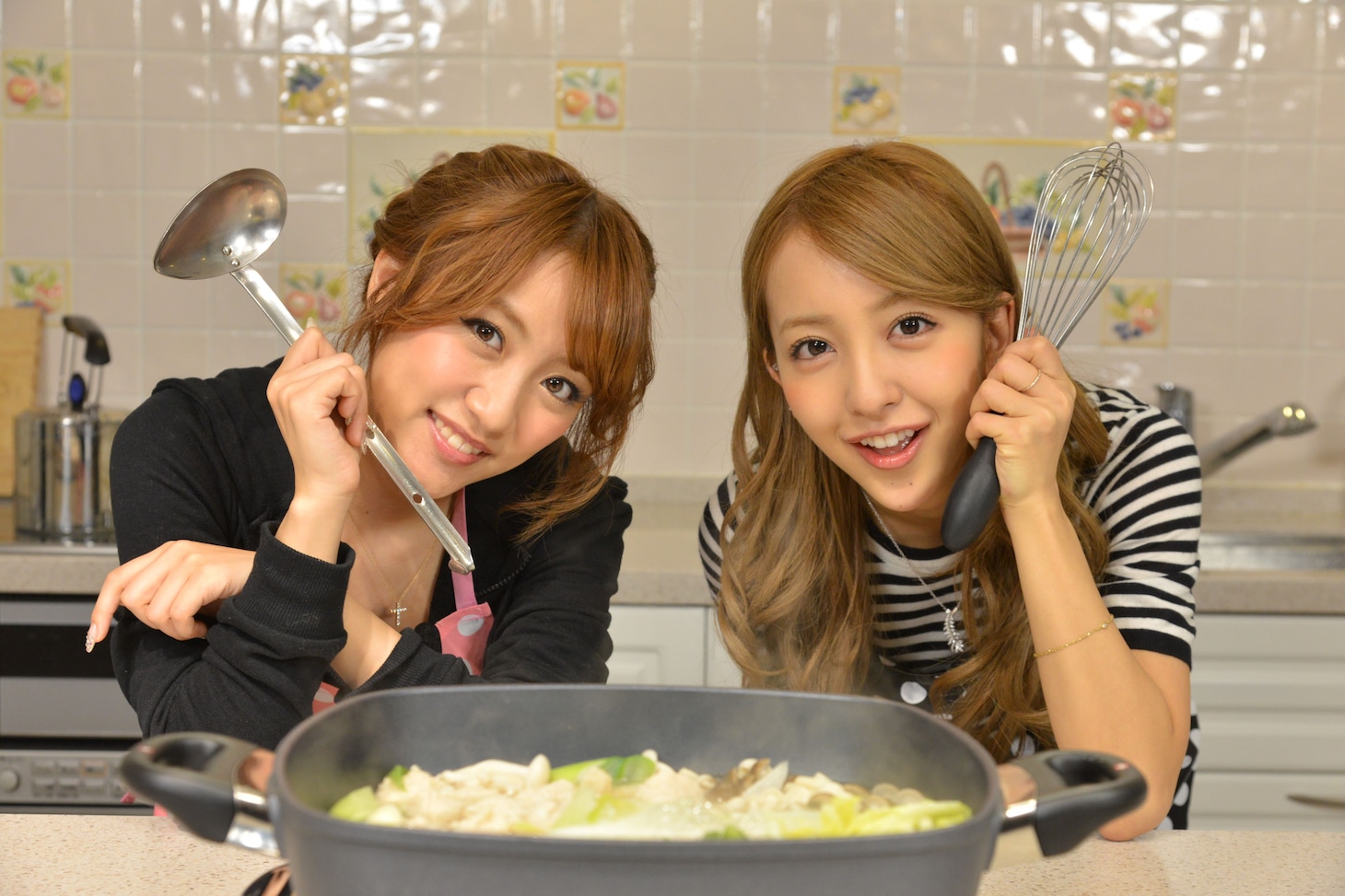 左から高橋みなみ、板野友美。 (c)関西テレビ