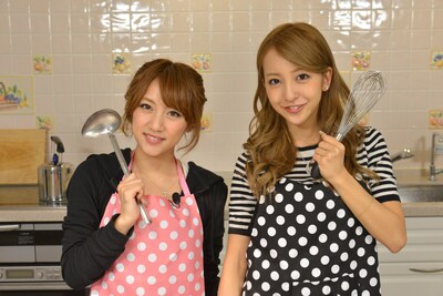 左から高橋みなみ、板野友美。 (c)関西テレビ