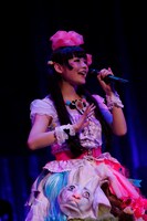 「中野的スカート」姿の上坂すみれ。