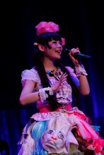 「中野的スカート」姿の上坂すみれ。