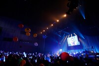 巨大バルーンが投げ込まれたアンコール時の様子。