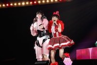 左からあーりんメガコップ、百田夏菜子。