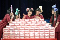 すごろくの優勝賞品、ロッテ「ガーナミルクチョコレート」とももいろクローバーZ。