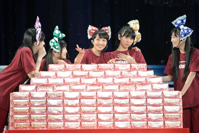 すごろくの優勝賞品、ロッテ「ガーナミルクチョコレート」とももいろクローバーZ。