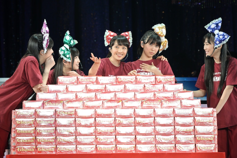 すごろくの優勝賞品、ロッテ「ガーナミルクチョコレート」とももいろクローバーZ。