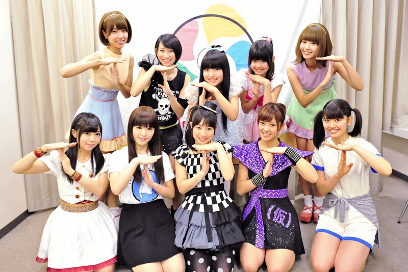 座談会参加メンバー。前列左から姫崎愛未（LinQ）、Nao☆（Negicco）、古木のぞみ（ワンリルキス）、佐藤綾乃（アップアップガールズ（仮））、akaya（lyrical school）。後列左からレナ（バニラビーンズ）、水野晴子（しず風＆絆～KIZUNA～）、深田聖奈（キャラメル☆リボン）、原瑞雪（NA-NA）、リサ（バニラビーンズ）。