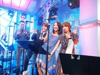 堂本ブラザーズバンドのコーラスメンバー。左から槇原敬之、西川貴教（T.M.Revolution）、加藤いづみ、高橋みなみ（AKB48）。