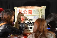 舞台挨拶直前に樽にメッセージを書き込む女性ファン。