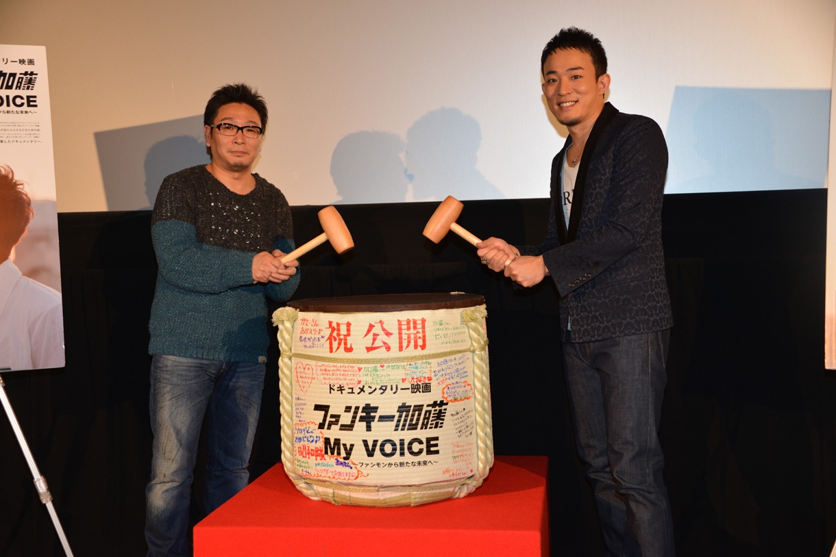 「チョコレート鏡開き」に挑む住田拓英監督（左）とファンキー加藤（右）。
