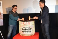 チョコレートのふたを杵で叩いた瞬間。