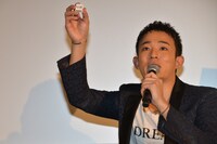 ロゴ入りチロルチョコを観客に見せるファンキー加藤。このチョコレートは観客に退場時にプレゼントされた。