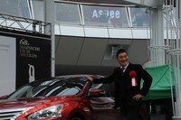 カメラマンのリクエストに応えポーズをとるピエール瀧。