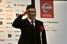 敬礼するピエール瀧。