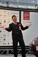 カメラマンのリクエストに応えポーズをとるピエール瀧。