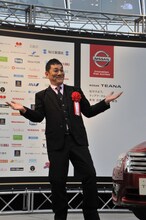 カメラマンのリクエストに応えポーズをとるピエール瀧。