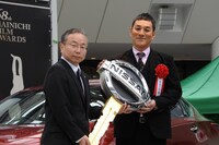 プレゼンターより鍵を受け取るピエール瀧。