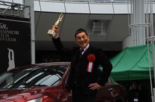 トロフィーを掲げ喜ぶピエール瀧。