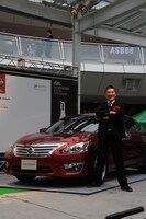 「第68回毎日映画コンクール」男優助演賞の副賞として贈られた「新型ティアナ」の前でポーズをきめるピエール瀧。