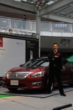 「第68回毎日映画コンクール」男優助演賞の副賞として贈られた「新型ティアナ」の前でポーズをきめるピエール瀧。