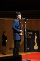 受賞者スピーチをする星野源。