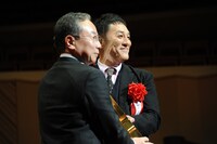 オープニングセレモニーに続きプレゼンターより鍵を受け取るピエール瀧。