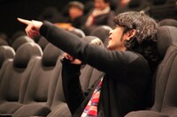 客席に移動して村井守にヤジを飛ばす峯田和伸。