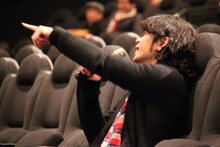 客席に移動して村井守にヤジを飛ばす峯田和伸。