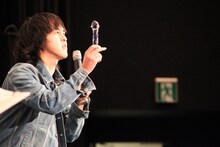 「東京終曲」で使われたディルドを持つ村井守。