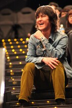 客席から峯田和伸を見る村井守。