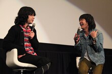 談笑する峯田和伸と村井守。