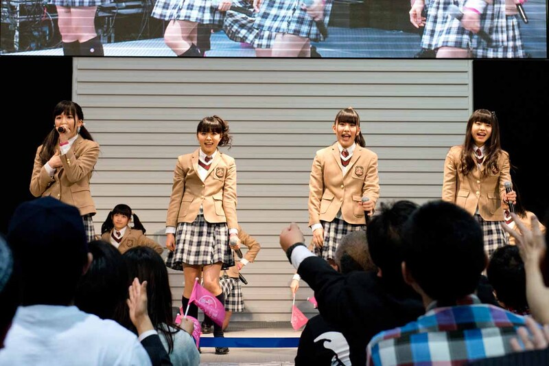 左から杉崎寧々、堀内まり菜、飯田來麗、佐藤日向。