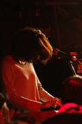 飯野桃子（Piano, Cho / テスラは泣かない。）（Photo by Tomoko Arai （LIVERALLY））