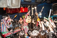 2月11日に東京・新宿red clothで行われた「月刊爆弾ジョニー」の様子。（撮影：新保勇樹）