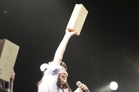 サイン入りの“箱”を掲げるようなぴ。