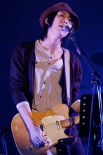 クボケンジ（Vo, G, Syn）（撮影：上飯坂一）