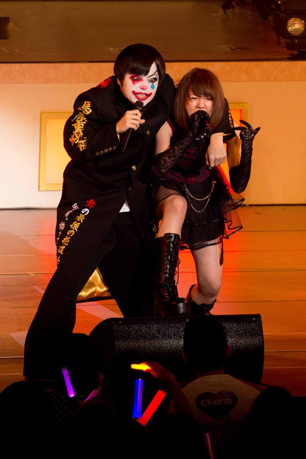 「等・等・等 等のSong」でゲスト出演したバカリズム（左）。