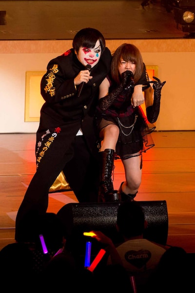 「等・等・等 等のSong」でゲスト出演したバカリズム（左）。